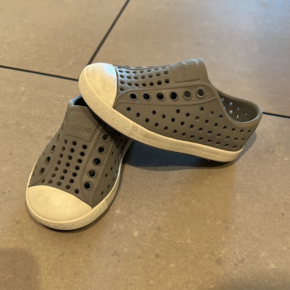 Size 5 toddler gray natives